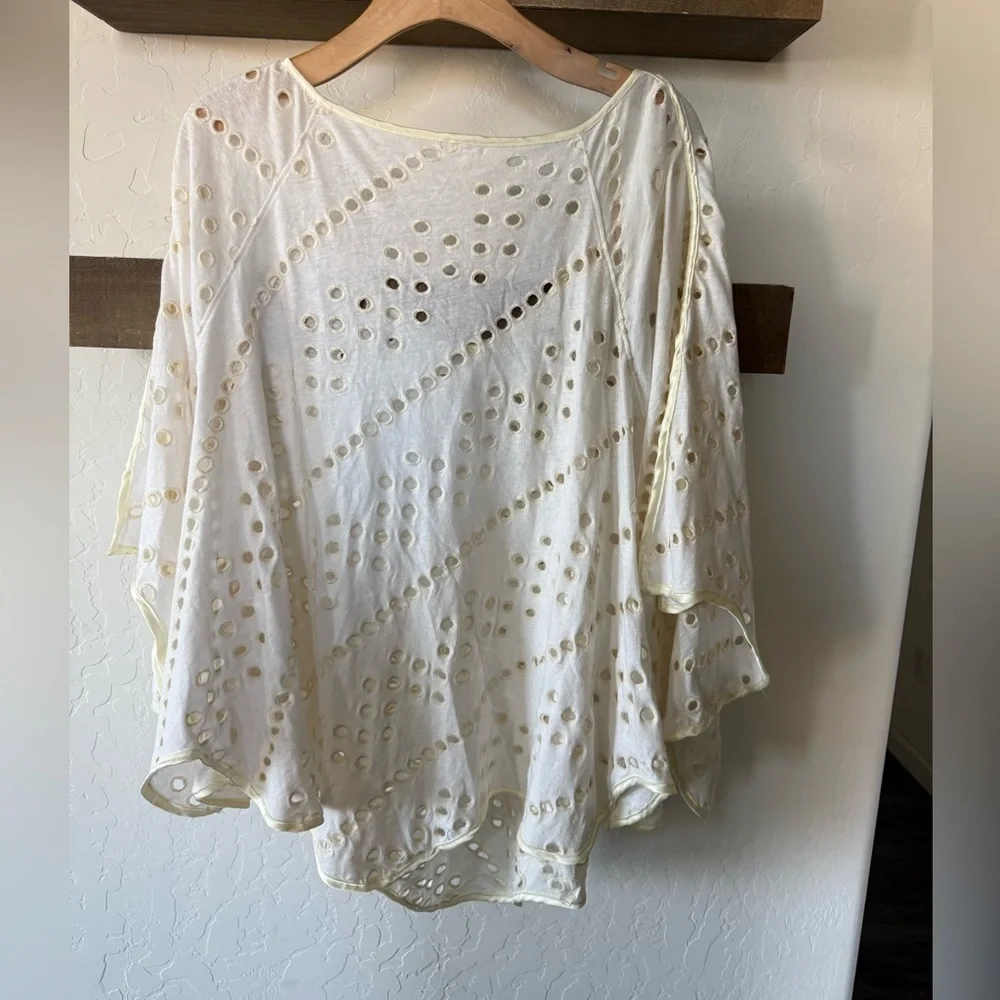 Free People|Boho blouse “Dot to dot eyelet top with split bell sleeves•Oversized